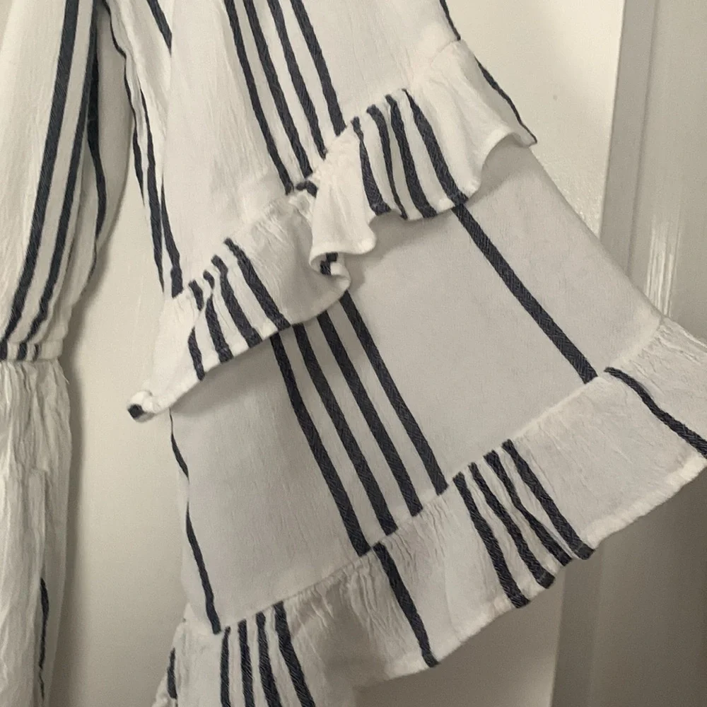 American Eagle XS Striped Ruffle Romper EUC Navy & White - Picture 6 of 15